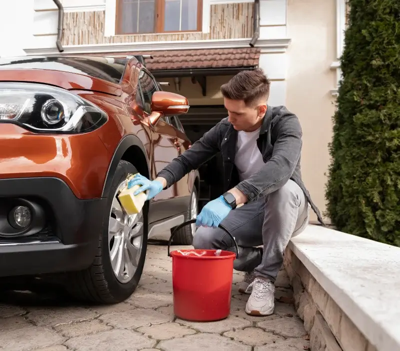 Lavage auto à domicile Saint-Vincent-de-Salers : professionnel intervenant sur un véhicule